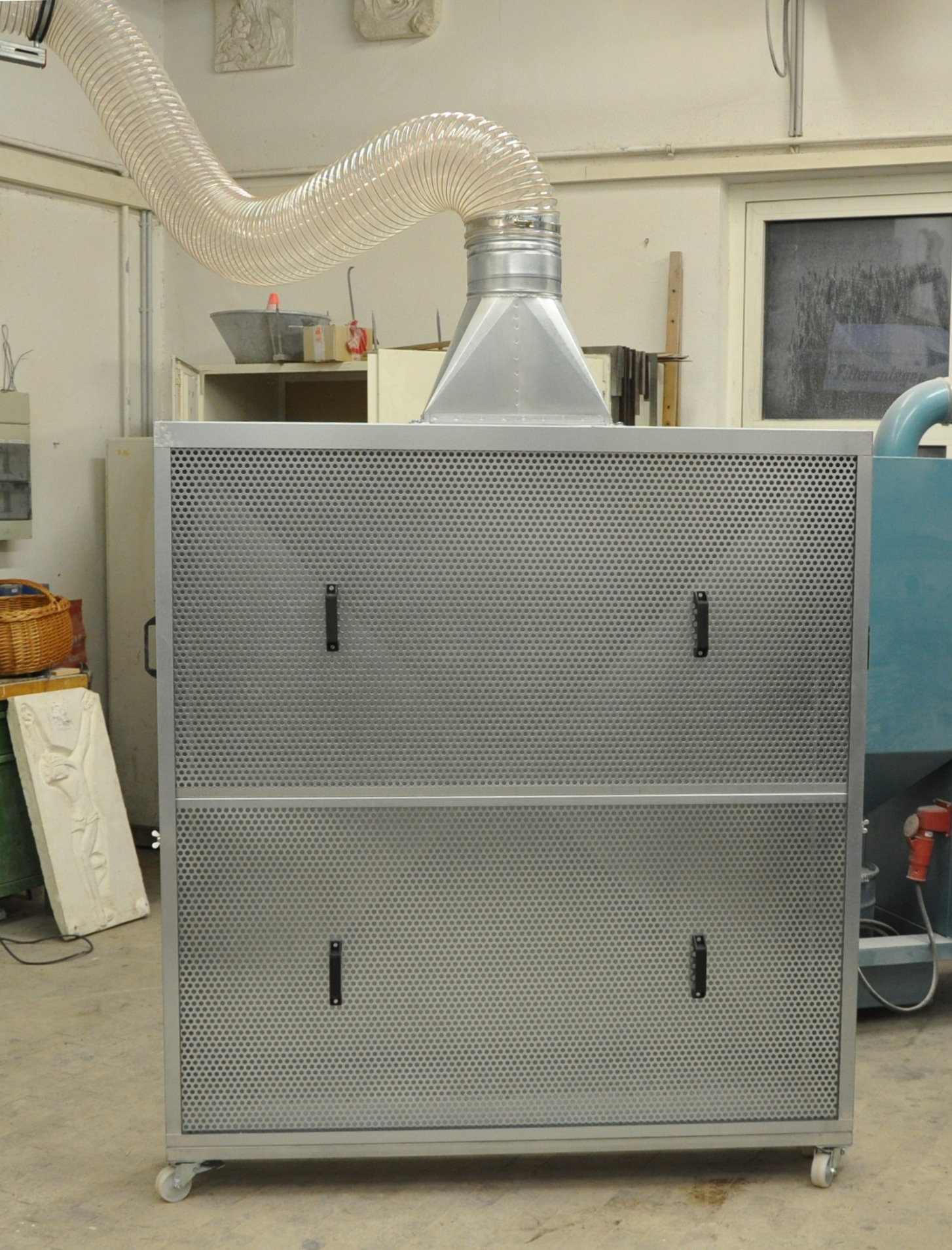 Steinmetzwerkstatt mit IPE-Absaugarmen und IPE-Absaugwänden Steinmetzwerkstatt mit IPE-Absaugarmen und IPE-Absaugwänden